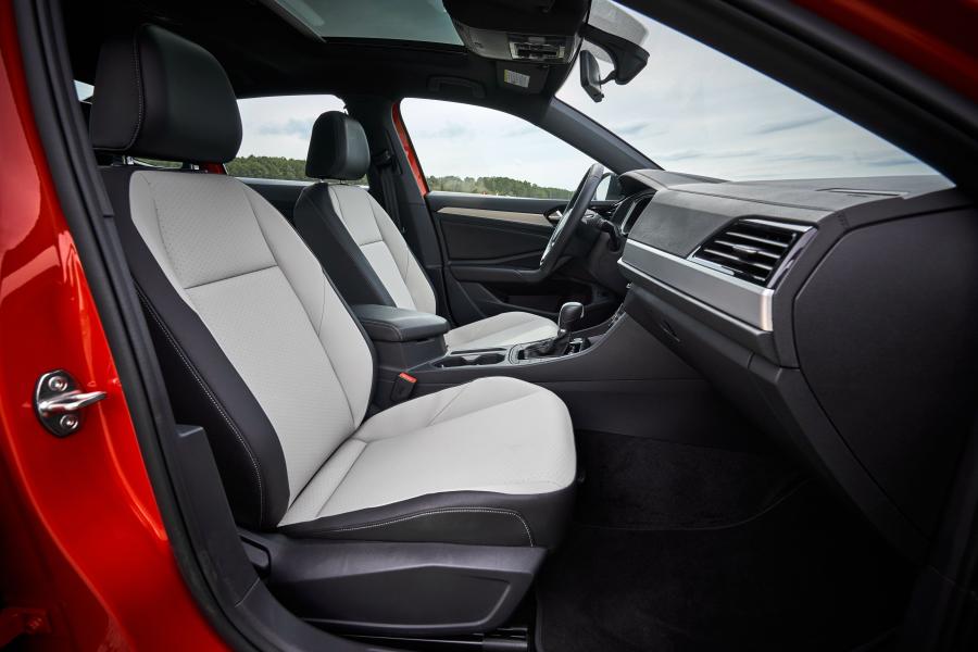 Интерьер Volkswagen Jetta R-Line 2018 года  (NA) (фото 15 из 19)
